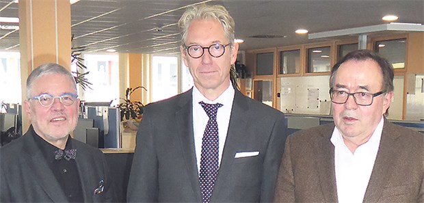 Dr. Frank Bergmann (KVNo), Dr. Andreas Gassen (KBV) und Dr. Gerhard Nordmann (KVWL) in der Arztrufzentrale NRW in Duisburg (v.l.).