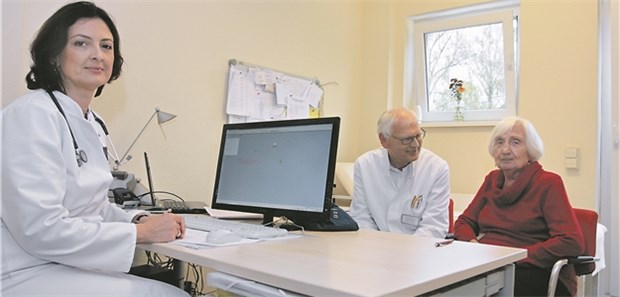 Ärztin im Pflegeheim Dr. Frank Stein arbeitet seine Nachfolgerin im Sanatorium West, Dr. Alina Enache (l.), ein.