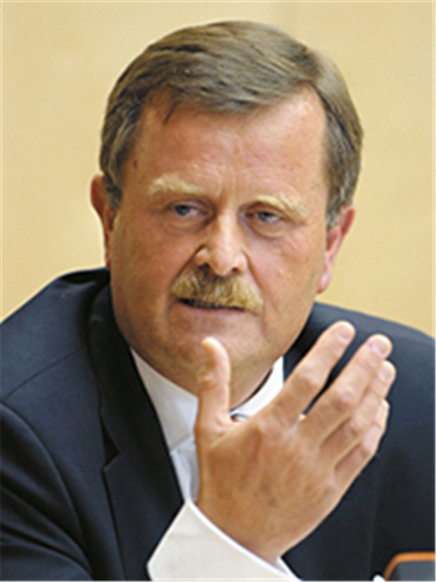 "Arzt-Patienten-Verhältnis lässt sich mit Gesetzen nicht regulieren" Dr. Frank Ulrich Montgomery: "Patienten brauchen Schutz vor der Politik, nicht vor Ärzten."