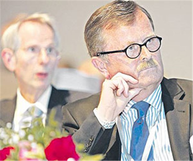 Wechsel an der BÄK-Spitze Dr. Frank Ulrich Montgomery (r.) löst Professor Jörg-Dietrich Hoppe ab.