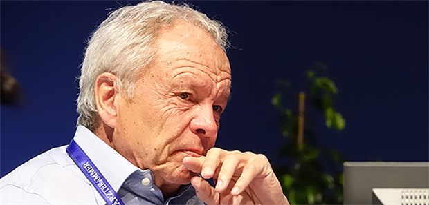 "Bitte keine Diskussion um Beschlossenes!" Dr. Franz Bartmann, Vorsitzender der Weiterbildungsgremien der BÄK, stellte die Muster-Weiterbildungsordnung vor.