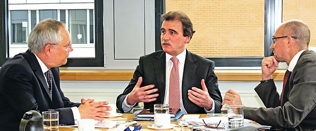 Dr. Franz Peter Kesseler, Vice President von LEO Pharma, im Gespräch mit Wolfgang van den Bergh (r.) und Helmut Laschet.