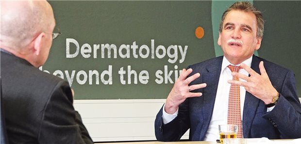 Mehr Power für die Derma-Forschung Dr. Franz Peter Kesseler (re.) im Gespräch mit Wolfgang van den Bergh von der „Ärzte Zeitung“.