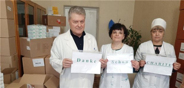 Mit Tele-Robotern, Apps und Chatbots gegen Kriegstraumata Dr. Gennady Zilberblatt und seine Kolleginnen vom Kommunalen Gemeinnützigen Unternehmen des Kiewer Regionalrats „Regional Psychiatric and Narcological Medical Association“ danken der Charité für die gespendeten Medikamente.