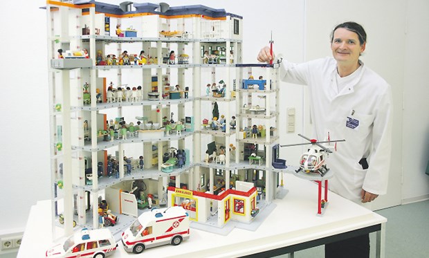 Playmobilklinik lässt nicht nur Kinderherzen höher schlagen Dr. Gernot Rücker zeigt Deutschlands größtes Playmobil-Krankenhaus im Uniklinikum Rostock.