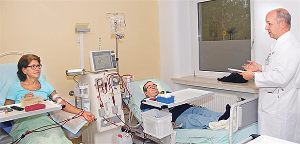 Was Patienten während der Dialyse machen Dr. Gerrit Hagenah macht Visite bei den Dialyse-Patienten in Göttingen.