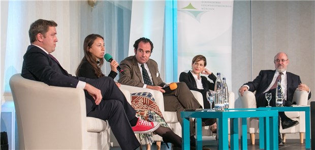 Digitalisierung geht Experten nicht schnell genug Dr. Gottfried Ludewig, Bloggerin Jana Aulenkamp, Moderator Dr. Dominik Pförringer, Lorena Jaume-Palasí und Dr. Clemens Martin Auer diskutierten auf dem Europäischen Gesundheitskongress München.