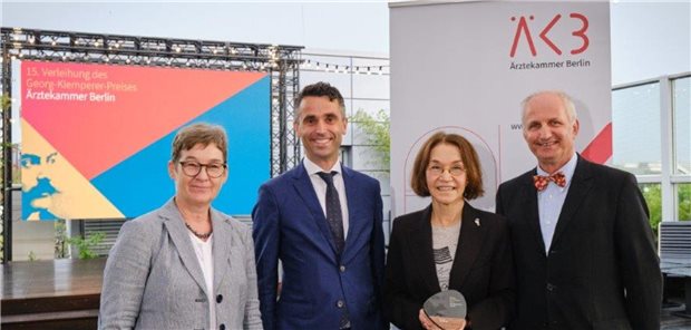 Dr. Gül Schmidt (2.v.r.) erhielt von Ärztekammer-Präsident Dr. Peter Bobbert (2.v.l.) den Preis. Mit auf dem Bild: Gesundheitssenatorin Ulrike Gote (links) und Laudator Dr. Matthias Blöchl.