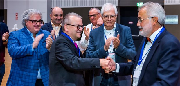125. Deutscher Ärztetag: Der Ticker zum Nachlesen Dr. Günther Matheis nimmt die Glückwünsche zu seiner Wahl entgegen, auch der unterlegene Gegenkandidat Professor Andreas Crusius (rechts) gratuliert.