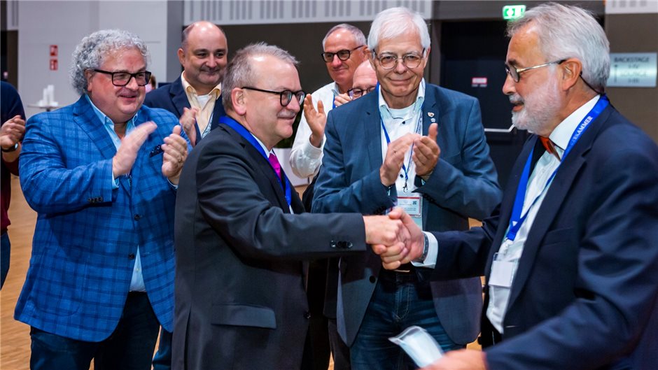 Dr. Günther Matheis nimmt die Glückwünsche zu seiner Wahl entgegen, auch der unt...