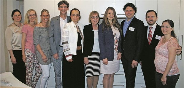 Neues Ärztehaus lockt Nachwuchs an Dr. Gunther (4. v.l.) und Dr. Beate Reinhardt (5. v.l.) arbeiten mit ihrem Team im neuen Ärztehaus.