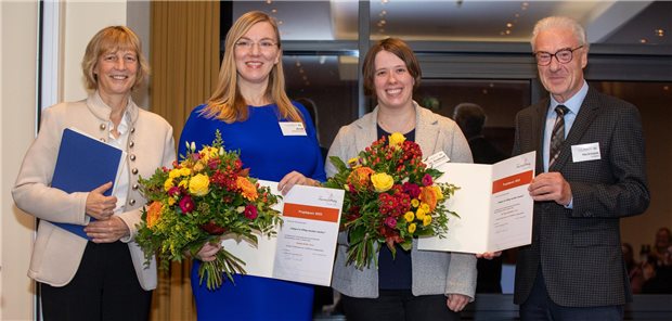 Rheuma-Preis für Dr. Hanna Graßhoff und Swantje Arndt Dr. Hanna Graßhoff (3.v.l.) und Swantje Arndt (2.v.l.) nahmen den Projektpreis 2023 von Professor Gabriela Riemekasten, Vorstandsmitglied der Deutschen Rheumastiftung, und Claus Heckmann, Vorstandsmitglied der Rheuma-Liga, entgegen.