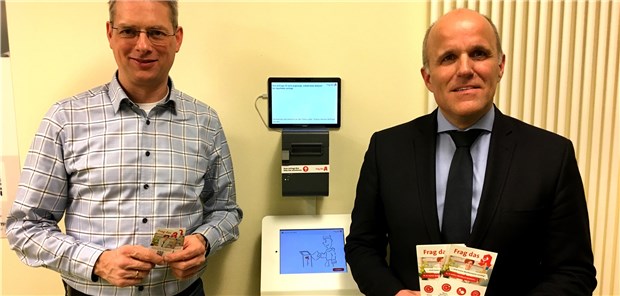 Modellprojekt – Wie komme ich im Notfall an meine Arznei? Dr. Hans-Christian Körner von der KV und Klaus Bisping von der Apothekerkammer präsentieren in der Detmolder Notfallpraxis Infostele und Flyer. AKWL