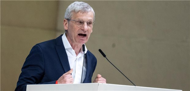 Dr. Hans-Christoph Berndt, hier bei seiner Rede vor dem Landesparteitag der AfD Brandenburg, ist Spitzenkandidat der Partei für die Landtagswahl im September. Vom Brandenburger Verfassungsschutz wird er als rechtsextrem eingestuft. Für dessen Abwicklung will er sich einsetzen. 