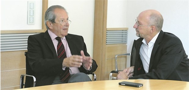 Dr. Hans-Friedrich Spies (links) im Gespräch mit Wolfgang van den Bergh von der „Ärzte Zeitung“.