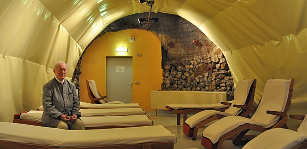 Forscher ergründen die Stollenluft Dr. Hans Jöckel, Internist und Balneologe in Bad Kreuznach, in dem von ihm geleiteten Rudolf-Stollen.