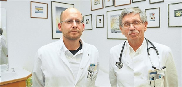 Praxischef nach nur einer Woche Bedenkzeit Dr. Helmut Scholz (rechts) gibt nach langer Suche nach einem Nachfolger seine allgemeinmedizinische Praxis an Mike Thomsen ab.