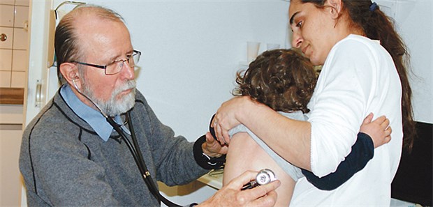 'Wir brauchen mehr Dolmetscher!' Dr. Holger Finkernagel untersucht die Tochter einer Asylbewerberin in einem Flüchtlingsheim in Bad Berleburg.
