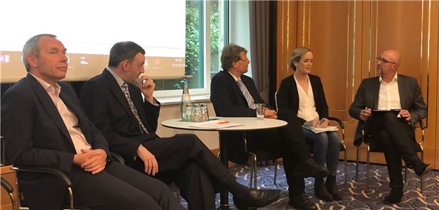 Wie man Patienten eine Odyssee erspart Dr. Holger Pressel, Dr. Michael Viapiano, Professor Ekkehard Grünig, Kim S. und Ärzte Zeitung-Chefredakteur Wolfgang van den Bergh (v.l.)