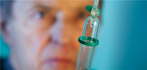 Dr. Hongyan Li und sein Team resümieren, dass bevor eine Checkpointhemmer-induzierte Myasthenia gravis diagnostiziert werden kann, andere Ursachen ausgeschlossen werden müssen. Dazu eignen sich eine gründliche Augenuntersuchung auf Traumata, Blepharospasmen oder okulomotorische Nervenschäden sowie auf ZNS-Läsionen per CT und MRT. Erst wenn diese Untersuchungen unauffällig bleiben, sollte gezielt nach Autoantikörpern geschaut werden.