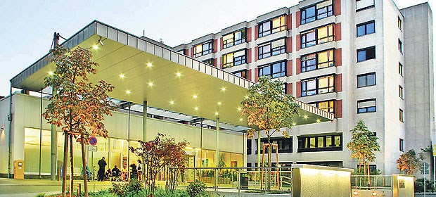 Private Klinikkonzerne stehen in den Startlöchern Dr. Horst-Schmidt-Kliniken in Wiesbaden: Die privaten Rhön-Klliniken wollen 49 Prozent des Krankenhauses kaufen.