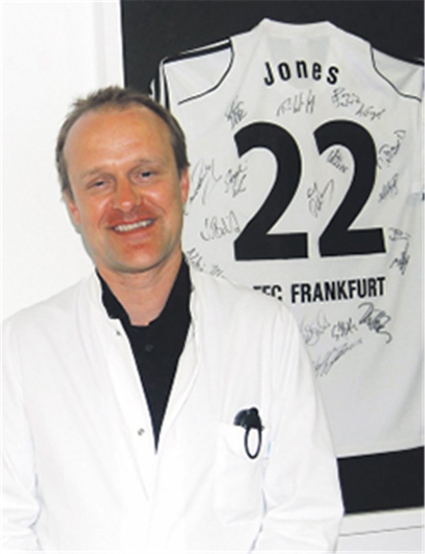 Im Fußball ist der kleine Unterschied ganz groß Dr. Ingo Tusk ist für den Spielort Frankfurt der "Venue Medical Officer".
