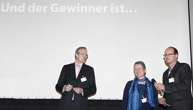 "Die innovative Arztpraxis 2011": Das sind die Preisträger Dr. Irmgard Landgraf gewann den 1. Preis des Wettbewerbs "Die innovative Arztpraxis 2011". Es gratulierten Hauke Gerlof, stellvertretender Chefredakteur der "Ärzte Zeitung" (l.) und Steffen Fritsche, Leiter Unternehmenskommunikation bei UCB Pharma.