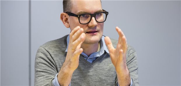 Janosch Dahmen gestikuliert mit seinen Händen.