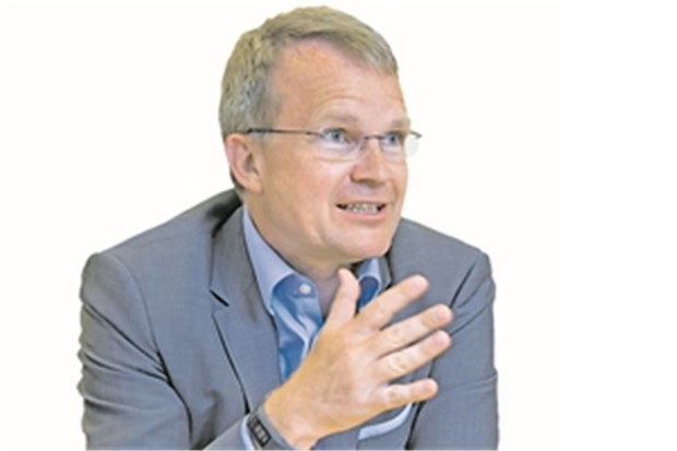 "Wir müssen den Patienten zum Souverän seiner Daten machen" Dr. Jens Baas: Vorstandsvorsitzender der Techniker Krankenkasse
Karriere: Arzt in der Chirurgie der Unikliniken Heidelberg und Münster; 1999 Wechsel als Unternehmensberater zur Boston Consulting Group, 2007 Partner; seit 2011 TK-Vorstand.