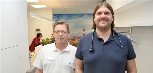 Lassen ist neuer Vorsitzender des Hausärzteverbandes Schleswig-Holstein Dr. Jens Lassen (rechts) hat Dr. Thomas Maurer als Vorsitzender des Hausärzteverbandes Schleswig-Holstein abgelöst.