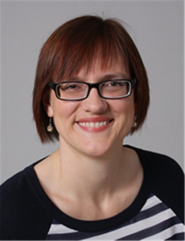 Schauen Sie auf Ihren Nachbarn! Dr. Jessica Eismann-Schweimler ist Weiterbildungsassistentin in einer allgemeinmedizinischen Praxis, 36 Jahre alt, verheiratet und Mutter von drei Kindern. Sie ist seit elf Jahren Ärztin und bloggt für die „Ärzte Zeitung“ über die Höhen und Tiefen der verschiedenen Weiterbildungsabschnitte auf dem Weg zum Allgemeinmediziner sowie über die Vereinbarkeit von Familie und Beruf.
