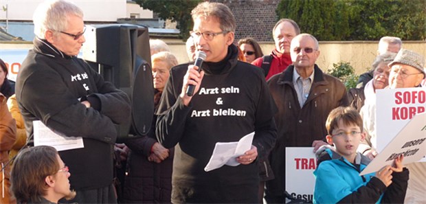 Dr. Jörg Blettenberg (mit Mikro) spricht Anfang des Jahres zu demonstrierenden Patienten und fordert das Ende von Regressen.