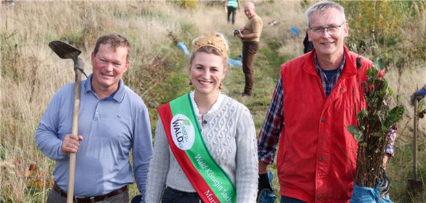 200 Heilberufler forsten sachsen-anhaltinischen Wald auf Dr Jörg Böhme (li) und Professor Uwe Ebmeyer mit Marie I., Sachsen-Anhalts Wald-Königin.