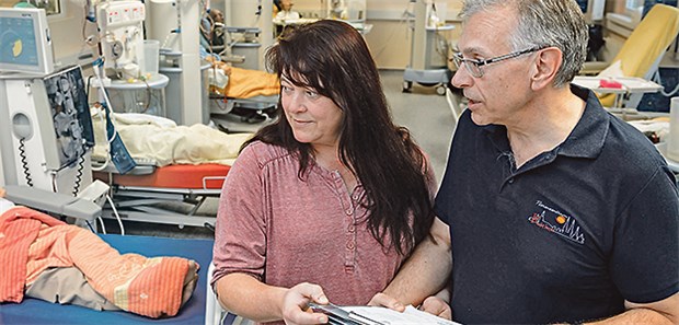 Dr. Jörg-Detlev Lippert im Gespräch mit einer Patientin. Ihr blieb die Dialyse dank des Versorgungsprogramms bislang erspart.