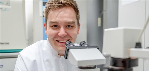Dr. Johannes Karges wird in diesem Jahr mit dem Paul Ehrlich- und Ludwig Darmstaedter-Nachwuchspreis ausgezeichnet. Karges forscht zu nebenwirkungsärmeren Chemotherapien.