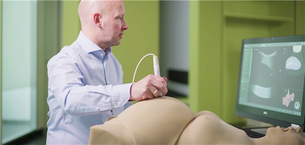 Dr. Johannes Steinhard demonstriert das High-End-Simulatorsystem für die pränatale Ultraschalldiagnostik.

