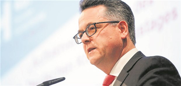 Kliniklandschaft nicht durch Pleiten steuern! Dr. Josef Düllings, Präsident des Verbandes der Krankenhausdirektoren Deutschlands, vermisst eine Krankenhauspolitik mit klarer Linie in Deutschland. Messe Düsseldorf / ctillmann