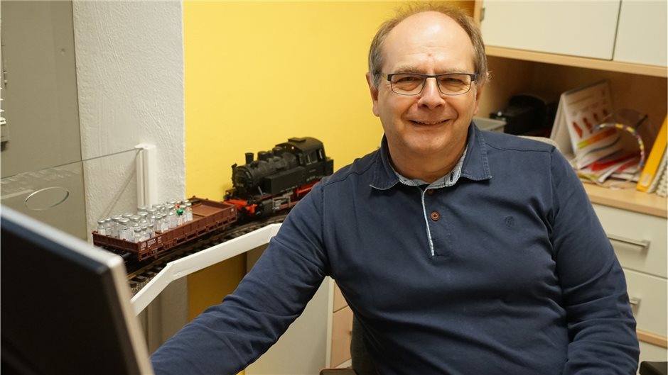Dr. Jürgen Berthold Bauer – und im Hintergrund seine „Hol- und Bringbahn".