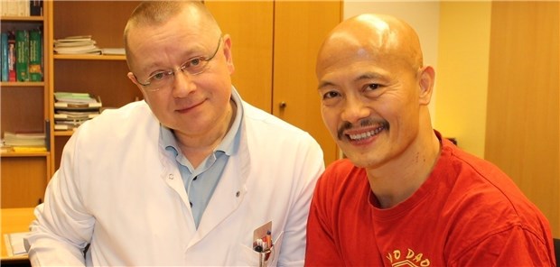 Medizin und Kung-Fu: Symbiose zugunsten von Patienten Dr. Kai Wohlfahrt, Direktor der Klinik für Neurologie am Klinikum Bergmannstrost und Chu Tan Cuong planen gemeinsame Therapiekonzepte.