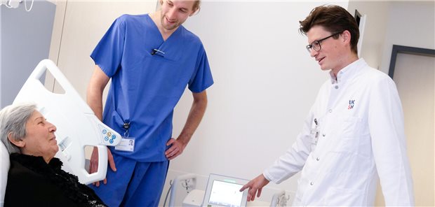 Dr. Kevin Schulte und Oberarzt Thorben Schrumpf erläutern Patientin Elive Güley die Funktion der Automatisierten Peritonealdialyse.