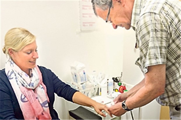 Das sind die Gewinner! Dr. Klaus Harbig bei der Arbeit: Der Dortmunder Internist bietet ehrenamtlich dreimal pro Woche Sprechstunden an.