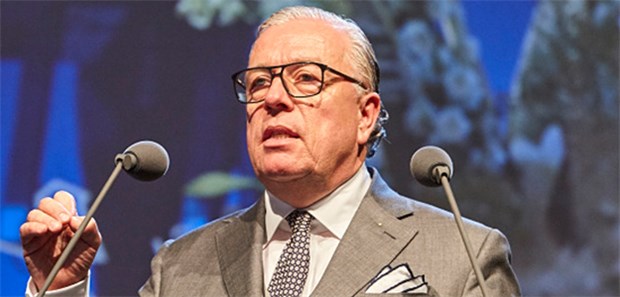 „Diese Einmischung ist eine klare Grenzüberschreitung!“ Dr. Klaus Reinhardt (hier auf dem Ärztetag in HH): Der Begriff "Kassen-Arzt" bekommt eine ganz neue Bedeutung, wenn Krankenkassen anfangen, in das Versorgungsgeschehen einzugreifen.