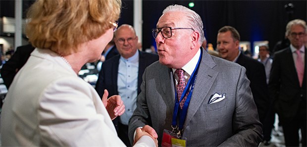 Reinhardt ist neuer BÄK-Präsident Dr. Klaus Reinhardt setzt sich bei der Wahl zum neuen BÄK-Präsidenten knapp gegen Martina Wenker durch.