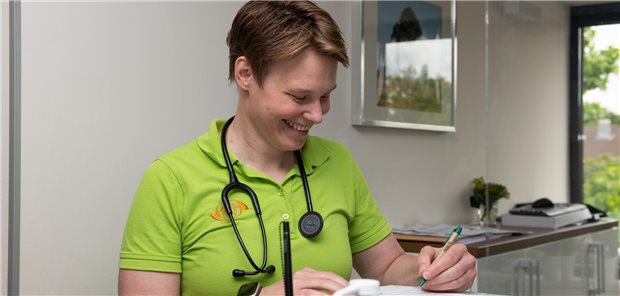 Dr. Laura Dalhaus ist Fachärztin für Allgemeinchirurgie und Allgemeinmedizin. Hausärztinnen und Hausärzten spricht sie in unserem Gesundheitssystem auch eine wichtige Filterfunktion zu.
