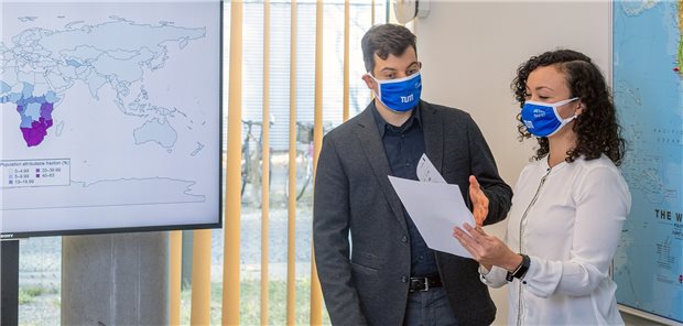 Wie HIV-Infektion und Zervixkarzinom zusammenhängen Dr. Luana Tanaka und Dr. Dominik Stelzle, beide von der Technischen Universität München, analysieren Daten zu HIV- und HPV-Infektionen.