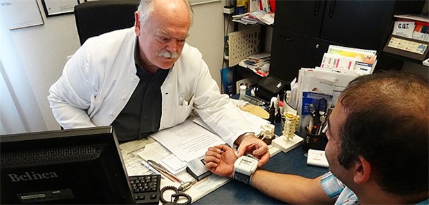 Dr. Manfred Heinrich misst den Blutdruck bei seinen Patienten gern selbst.