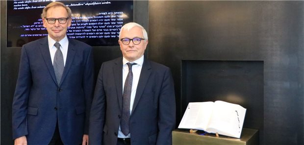 Neue Gedenkstätte für jüdische Ärzte eingeweiht Dr. Manfred Richter-Reichhelm (links), ehemaliger KV Berlin und KBV-Vorstand und Dr. Burkhard Ruppert, Vorstandsvorsitzender der KV Berlin vor der neu konzipierten Gedenkstätte.
