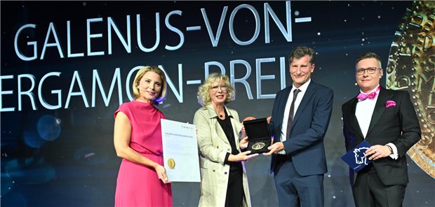 Dr. Marcus Conrad (z.v.r.) nimmt die Galenus-von-Pergamon-Medaille in der Kategorie Grundlagenforschung entgegen. Den Preis verlieh Dr. Marianne Dieterich (z.v.l.). Moderiert wurde der Abend von der Journalistin Yve Fehring (l.) und Denis Nößner, Chefredakteur der Ärzte Zeitung (r.).