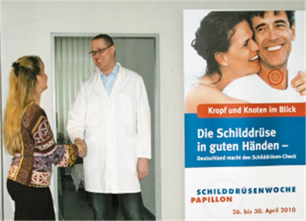 Schilddrüsen-Sonografie im Eigentest Dr. Marcus Middendorp begrüßt eine Mitarbeiterin der "Ärzte Zeitung." © ill