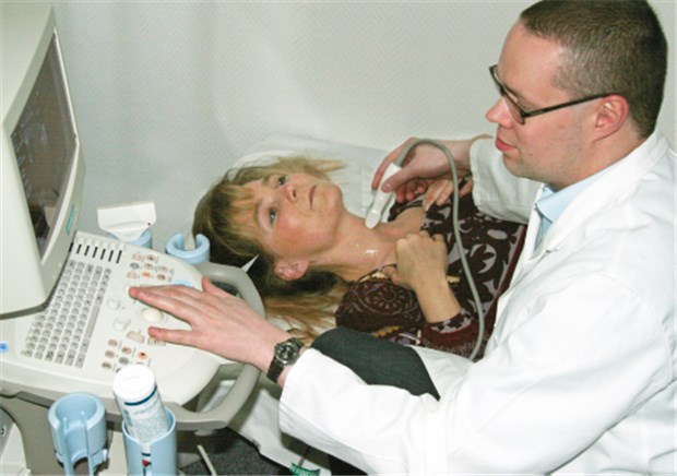 Schilddrüsen-Sonografie im Eigentest Dr. Marcus Middendorp sucht per Ultraschall die Schilddrüse nach Veränderungen ab. © ill